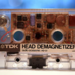 カセットテープで音楽の新譜が出てるけど、どこで買えるの?